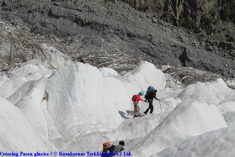 T10_Crossing Passu glacier.jpg wird geladen