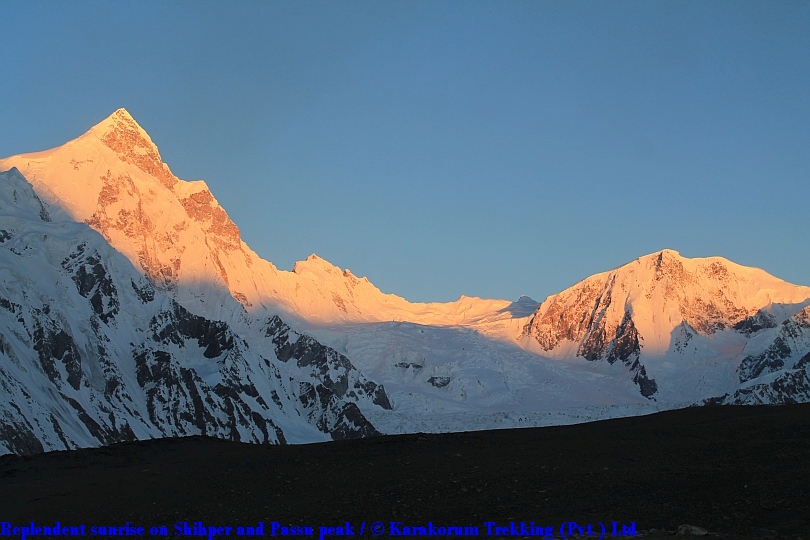 T10_Replendent sunrise on Shihper and Passu peak.jpg wird geladen