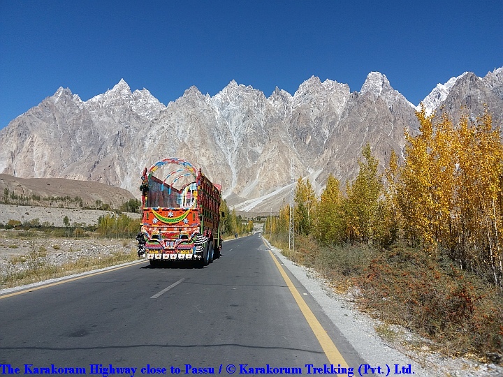 T10_The Karakoram Highway close to Passu.jpg wird geladen