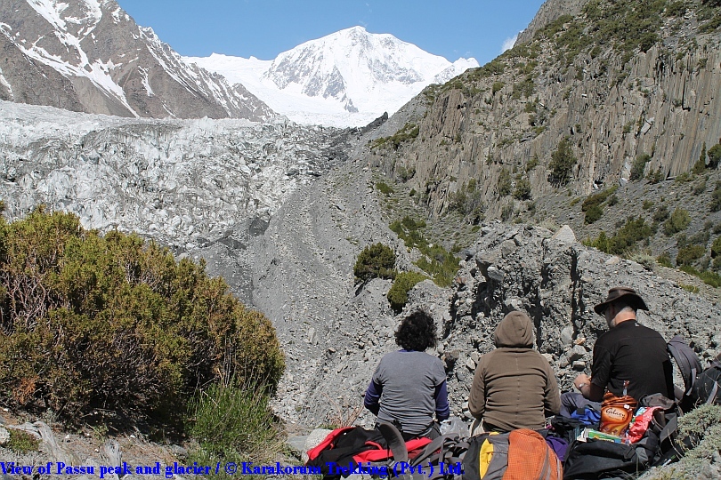 T10_View of Passu peak and glacier.jpg wird geladen