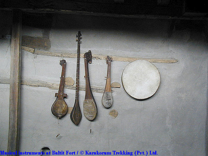 T11_Musical instruments at Baltit Fort.jpg wird geladen