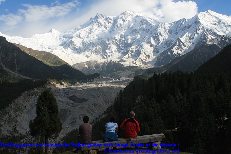 T1_Trekking guests are viewing the Rajkot glacier with Nanga Parbat at the horizon.jpg wird geladen