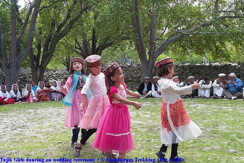 T2_Tajik Girls dancing on wedding ceremony.jpg wird geladen