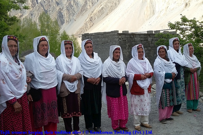 T2_Tajik womens keeping their tradition alive.jpg wird geladen