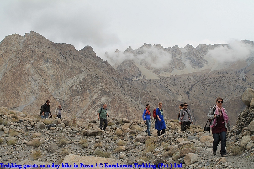 T2_Trekking guests on a day hike in Passu.jpg wird geladen