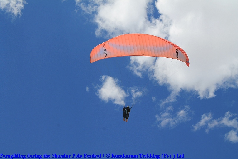 T4_Paragliding during the Shandur Polo Festival.jpg wird geladen