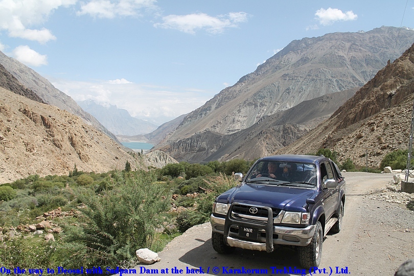 T8_On the way to Deosai with Sadpara Dam at the back.jpg wird geladen