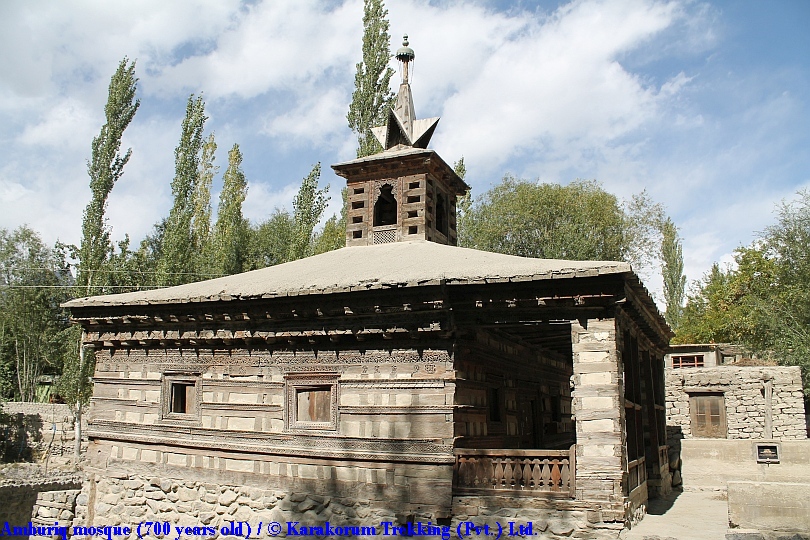T9_Amburiq mosque (700 years old).jpg wird geladen
