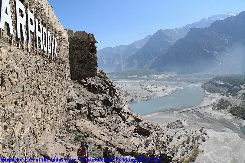 T9_Karpocho Fort at the Indus river.jpg wird geladen