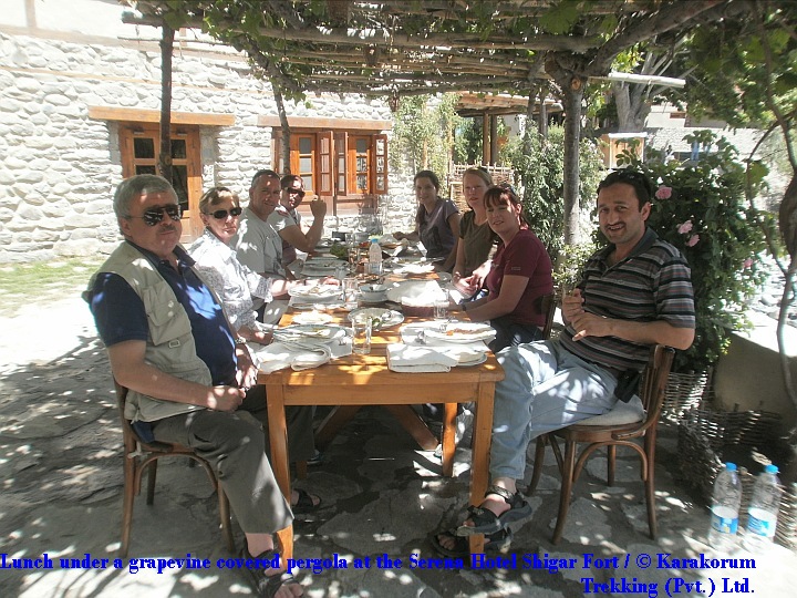 T9_Lunch under a grapevine covered pergola at the Serena Hotel Shigar Fort.jpg wird geladen